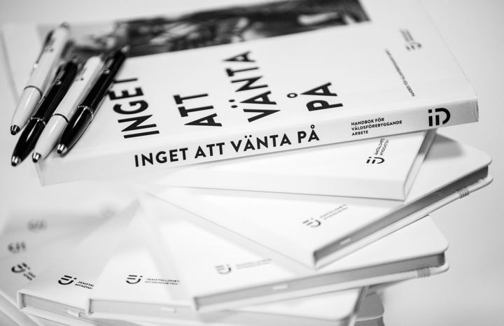 En trave böcker med handboken Inget att vänta på överst