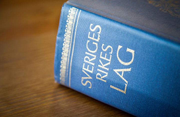 Sveriges Rikes Lagboken liggandes på ett bord med titeln i närbild